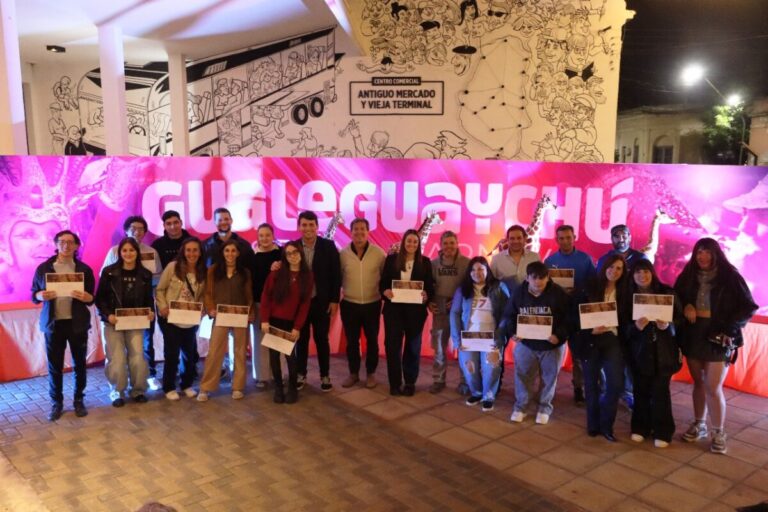 Personas exhiben oficios aprendidos en talleres de capacitación laboral en la Plaza San Martín de Gualeguaychú