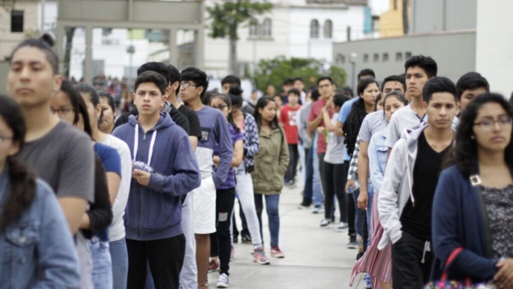 Jóvenes en México recibiendo formación presencial enfocada en capacitación laboral y movilidad social