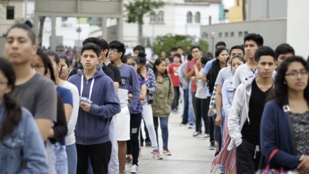 Jóvenes en México recibiendo formación presencial enfocada en capacitación laboral y movilidad social