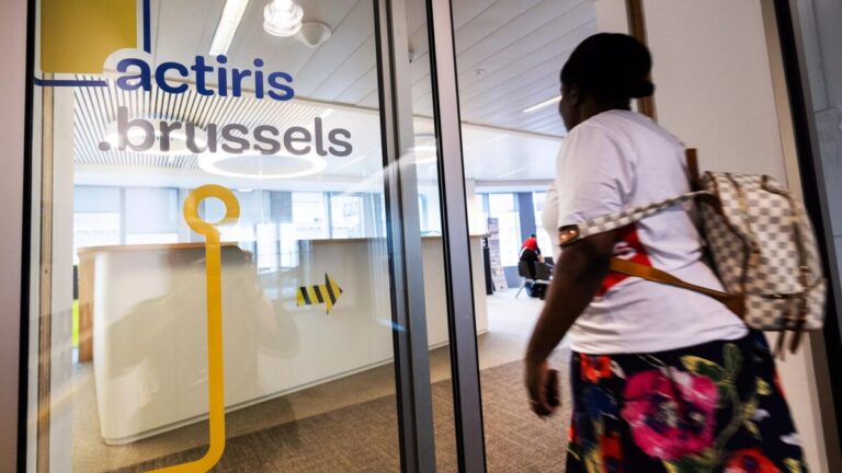 Personas buscan empleo en Bruselas; aumento del desempleo entre trabajadores con educación superior.