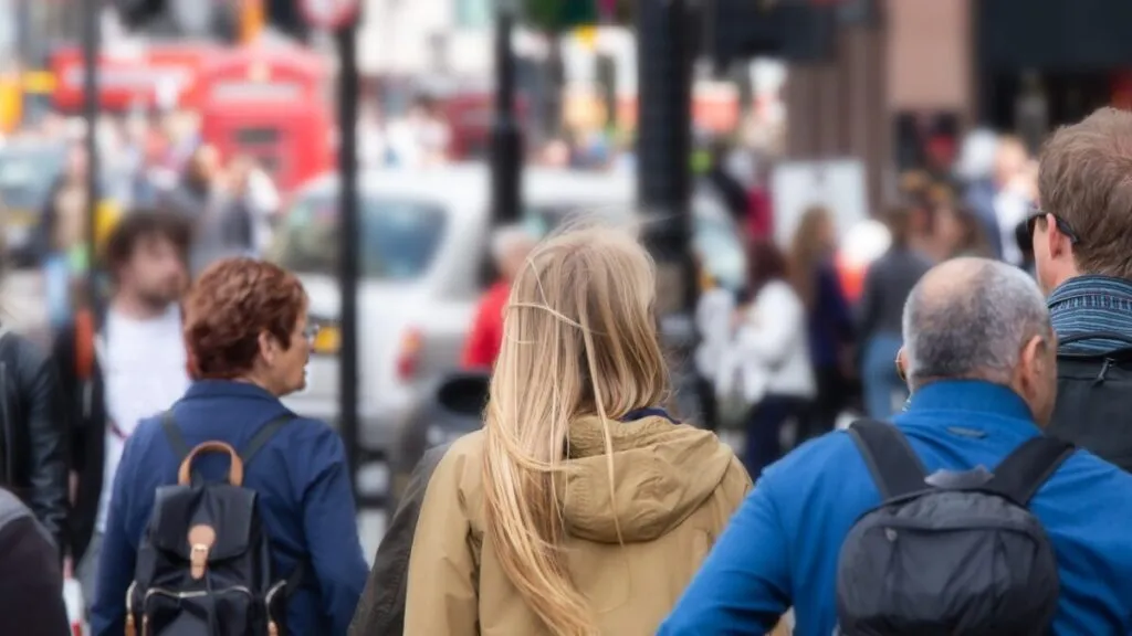 Oficinistas en Estados Unidos empacando pertenencias tras despidos masivos por reducción de costos y automatización.