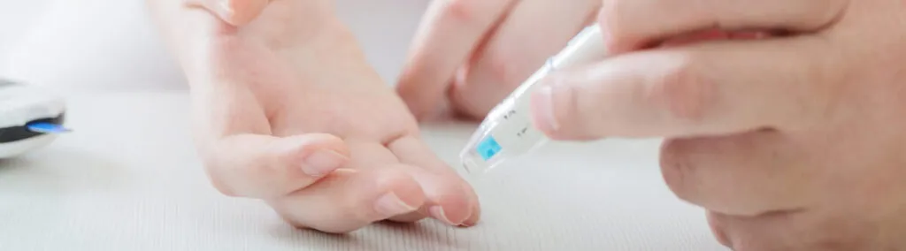 Persona con diabetes revisa documentación para oposiciones en España ante posibles barreras laborales