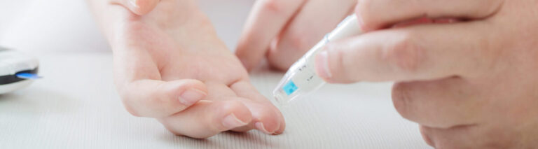 Persona con diabetes revisa documentación para oposiciones en España ante posibles barreras laborales