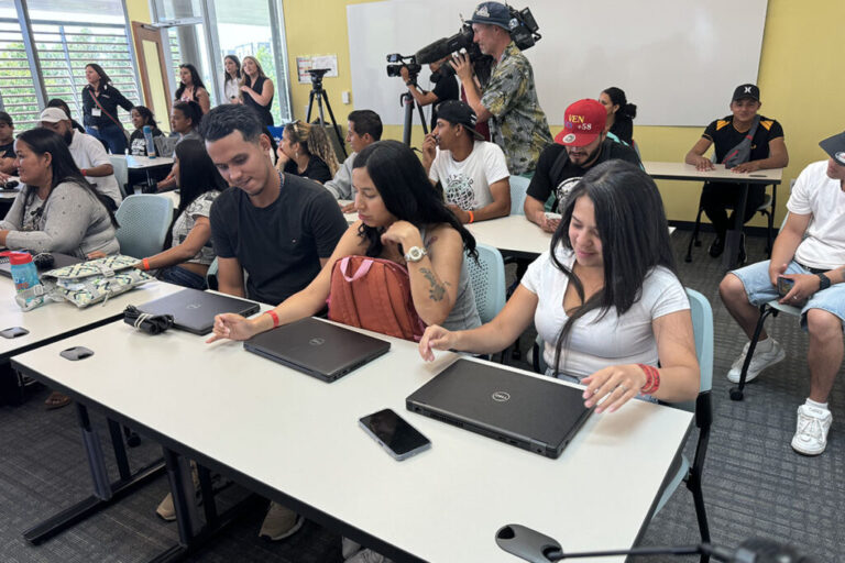 Personas refugiadas en sesión de capacitación laboral relacionada con empleo internacional y procesos de integración segura.