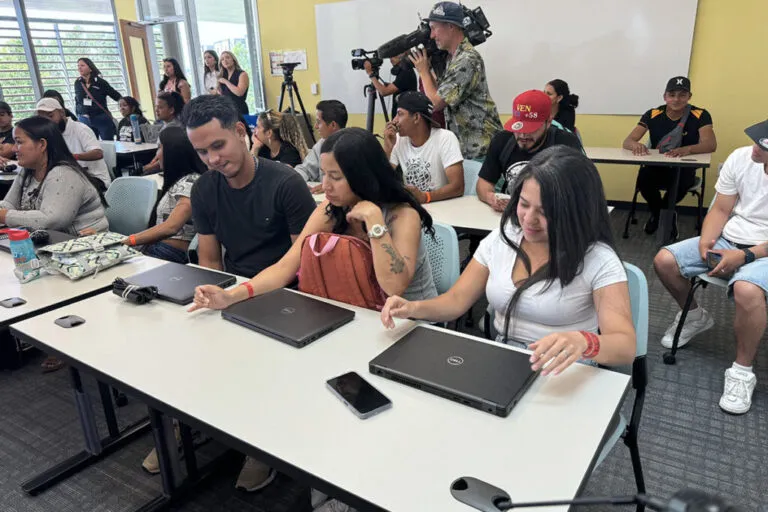 Personas refugiadas en sesión de capacitación laboral relacionada con empleo internacional y procesos de integración segura.