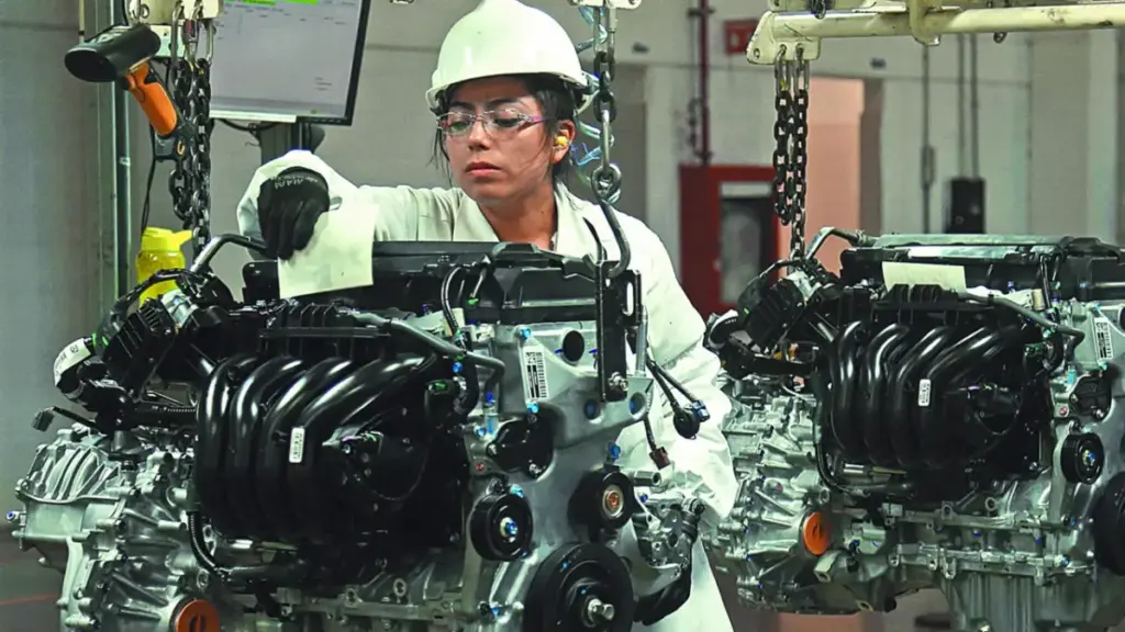 Trabajadores de la industria automotriz enfrentan estrés laboral por jornadas extensas y presión operativa