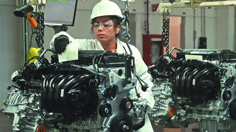 Trabajadores de la industria automotriz enfrentan estrés laboral por jornadas extensas y presión operativa