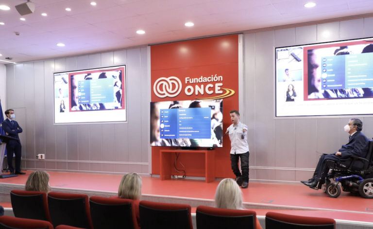 Personas con discapacidad reciben formación digital accesible dentro de un programa de capacitación laboral en España