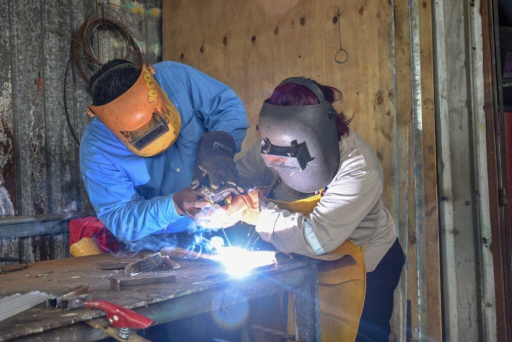 Mujeres participando en capacitación laboral femenina en soldadura dentro de un taller técnico en Gómez Palacio.
