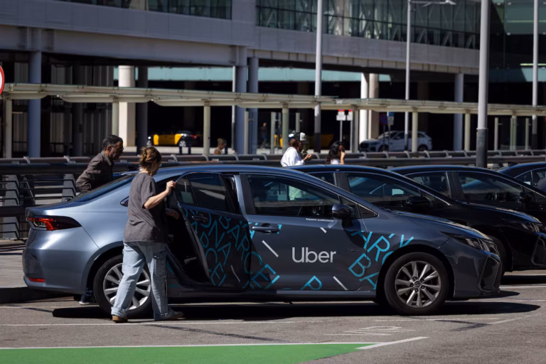 Evaluación laboral muestra precariedad en plataformas digitales en España con solo una empresa aprobada