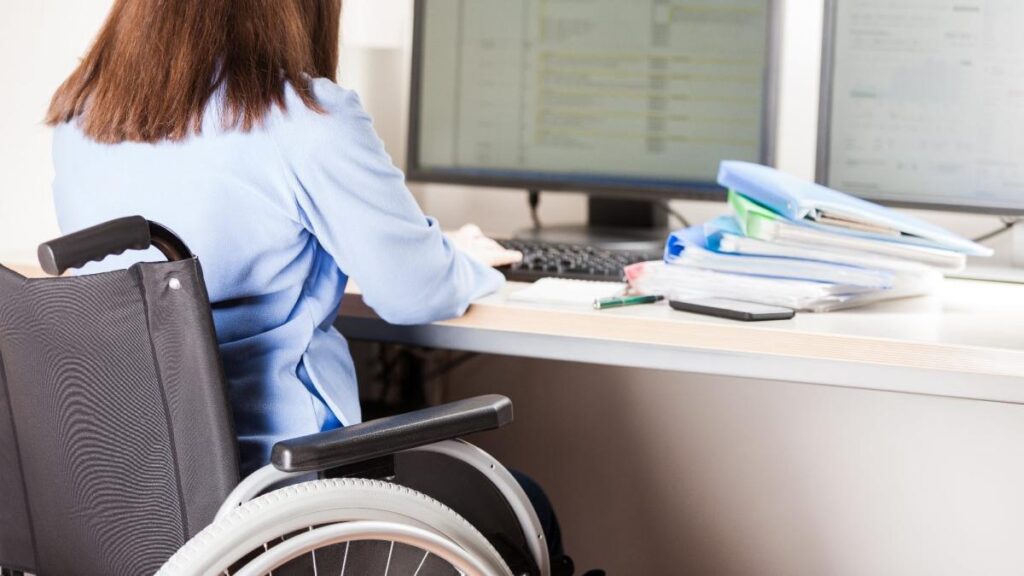 Personas con discapacidad participando en curso presencial de competencias digitales accesibles y orientadas al empleo