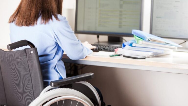 Personas con discapacidad participando en curso presencial de competencias digitales accesibles y orientadas al empleo