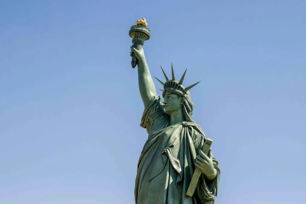 Movimiento ciudadano votando reformas sociales refleja avance del progresismo estadounidense