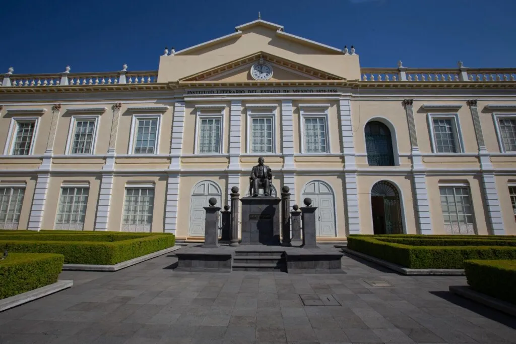 Integrantes de sindicatos de la UAEMéx solicitan reanudar actividades en el Edificio de Rectoría