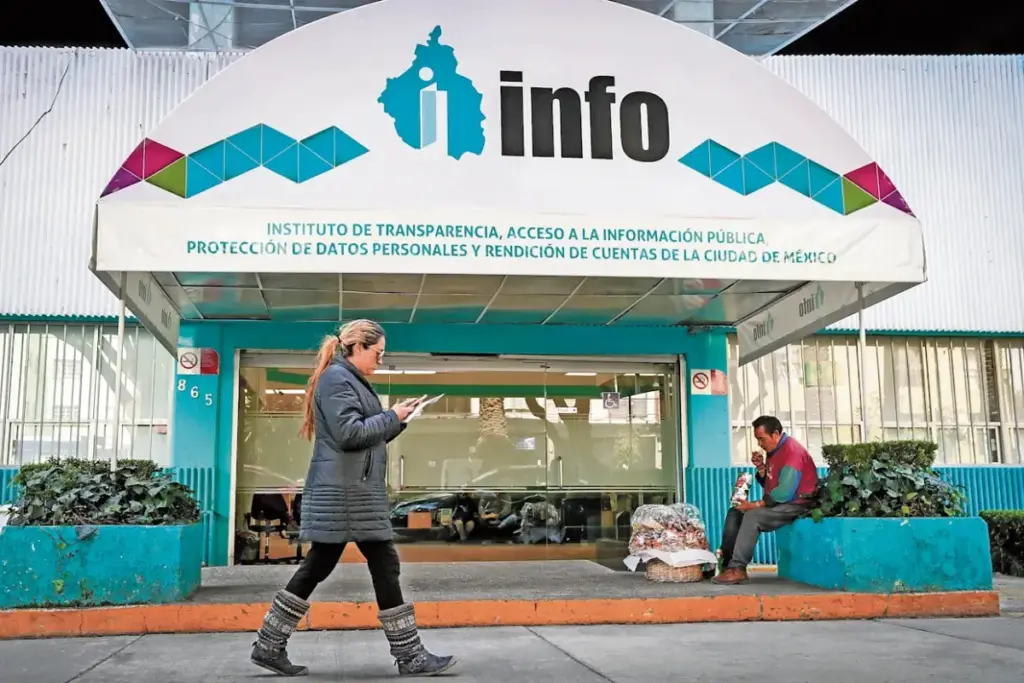 Funcionarios de Info CDMX explicando límites de intervención en sindicatos