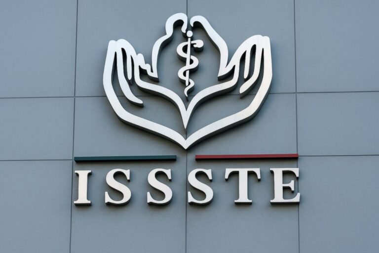 Logotipo del ISSSTE sobre fachada institucional, reflejando fallo de Suprema Corte sobre descuentos FOVISSSTE