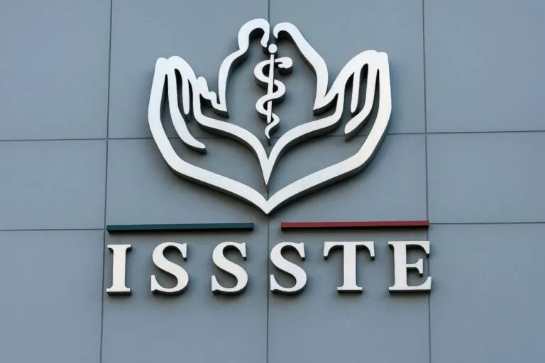 Logotipo del ISSSTE sobre fachada institucional, reflejando fallo de Suprema Corte sobre descuentos FOVISSSTE