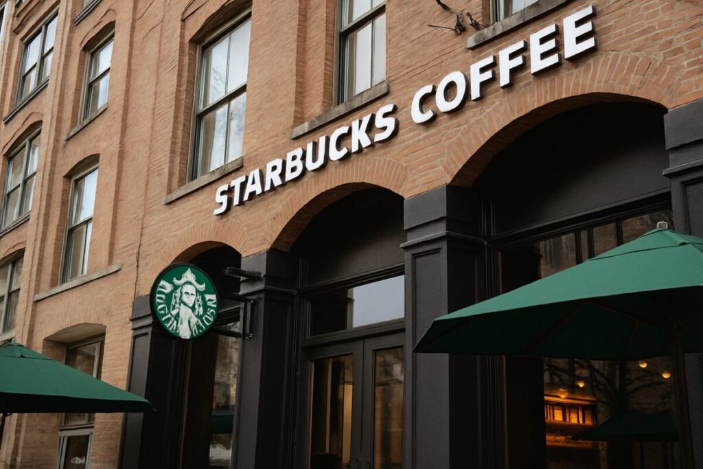 Trabajadores de Starbucks en huelga nacional por derechos laborales durante Black Friday