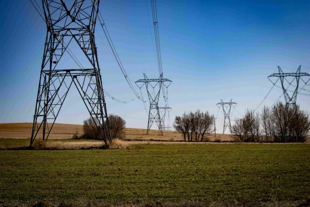 rabajadores ucranianos reparando red eléctrica tras bombardeo en guerra