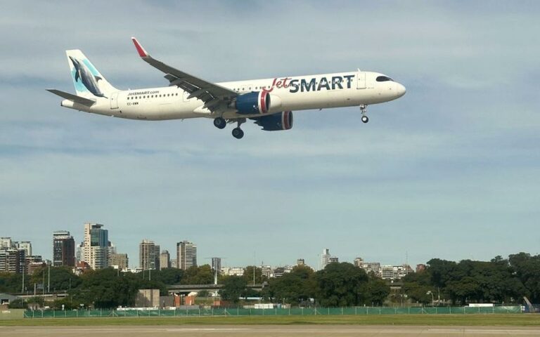 Representantes del sindicato ASTJ y ejecutivos de JetSMART Argentina en negociaciones laborales.