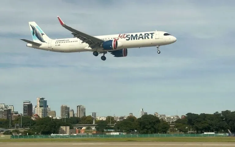 Representantes del sindicato ASTJ y ejecutivos de JetSMART Argentina en negociaciones laborales.