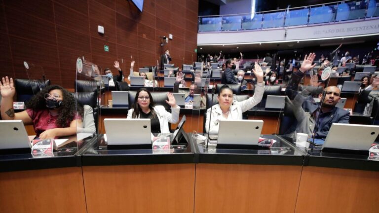 Ilustración sobre acoso laboral y nuevas medidas legales para proteger a trabajadores en México