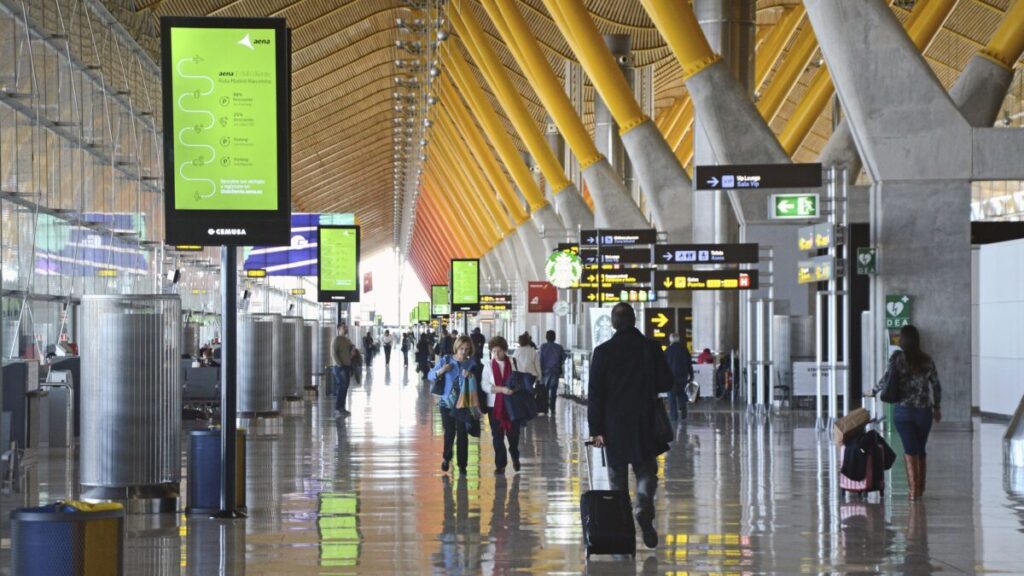 Huelga en el aeropuerto Madrid-Barajas provoca retrasos y largas filas durante la temporada navideña.