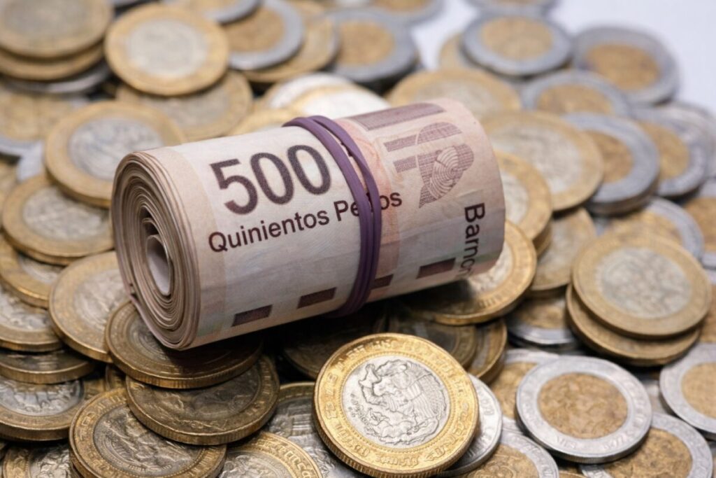 Billetes de quinientos pesos mexicanos y monedas, ilustrando el pago del aguinaldo en Baja California Sur