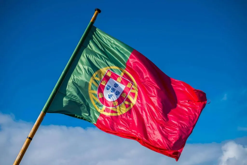 Huelga general en Portugal convocada por sindicatos ante reformas laborales del gobierno.