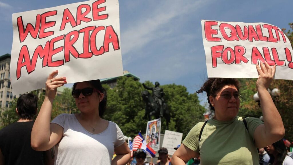 Desempleo en Estados Unidos afecta de forma desproporcionada a trabajadores latinos, según datos oficiales recientes.