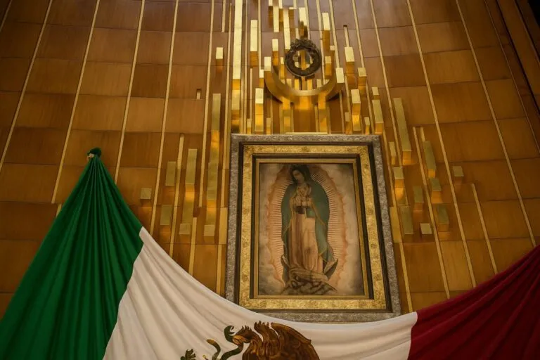 Grupo de trabajadores mexicanos en descanso durante el 12 de diciembre, una fecha reconocida por su valor cultural y laboral