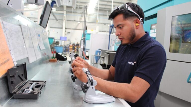 Formalidad laboral en México enfrenta retos por costos regulatorios y aumento del empleo informal, según análisis económico.