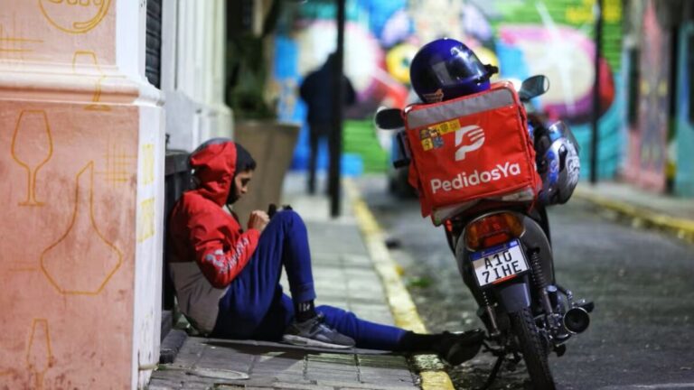 Informalidad laboral en Argentina afecta a jóvenes y trabajadores sin cobertura legal, según informe académico reciente.