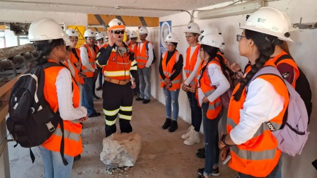 Inteligencia artificial impulsa a jóvenes a empleos en construcción con alta demanda laboral y menor riesgo de automatización