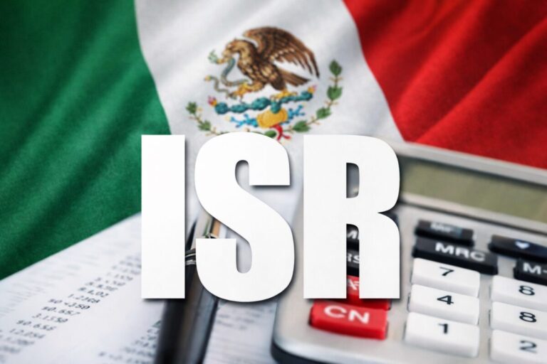 Empleados de oficina en México analizan el impacto del nuevo ISR 2026 en su salario neto