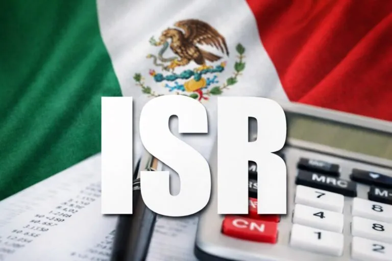 Empleados de oficina en México analizan el impacto del nuevo ISR 2026 en su salario neto