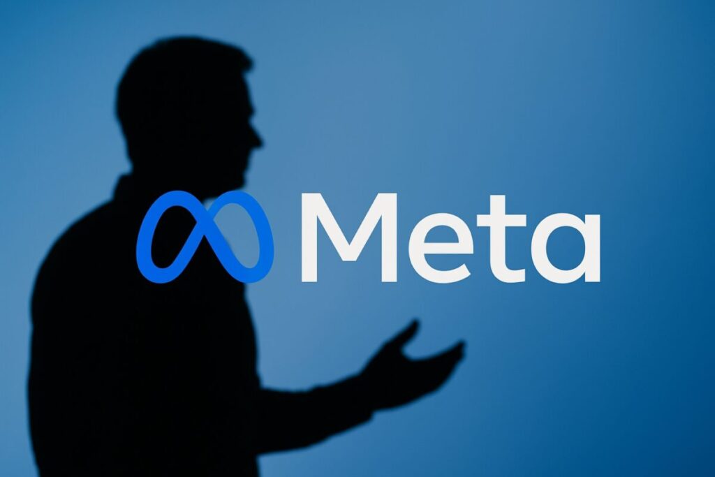 Imagen sobria con silueta frente al logo de Meta, representando incertidumbre laboral en proyectos de metaverso