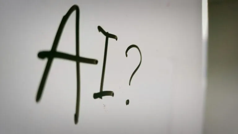 Jóvenes trabajadores frente a computadoras en un entorno automatizado, simbolizando el impacto de la IA en empleos administrativos