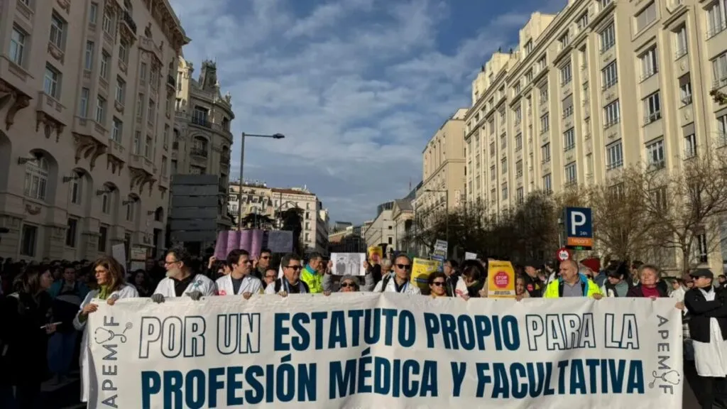 Médicos españoles manifestándose por condiciones laborales y un estatuto profesional actualizado