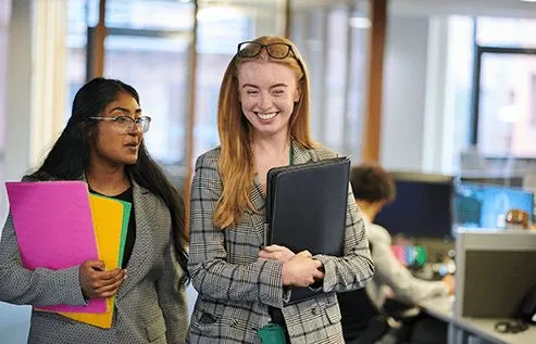 Programa de empleo juvenil en el Reino Unido con trabajos pagados y formación para jóvenes sin empleo ni estudios.