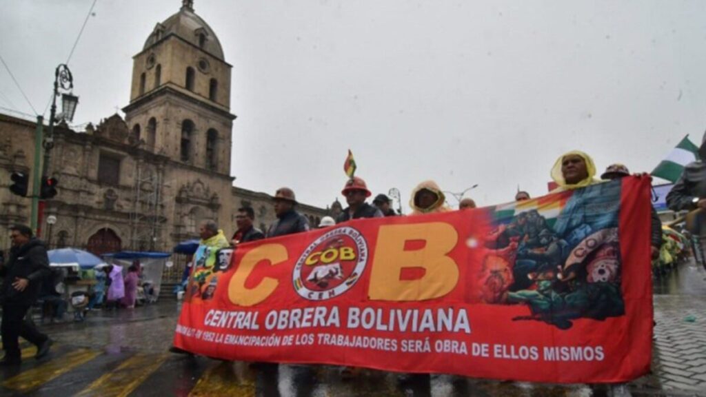 Sindicato de central obrera protesta en Bolivia por decreto de combustibles y su impacto social y laboral sostenido hoy