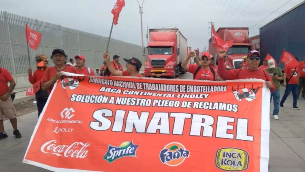 Sindicato de Coca Cola protesta frente a planta embotelladora durante huelga nacional en Perú