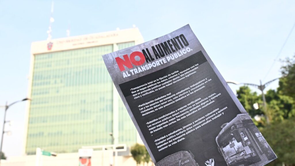 Sindicato de la UdeG y estudiantes protestan en Jalisco por aumento al transporte público y su impacto económico