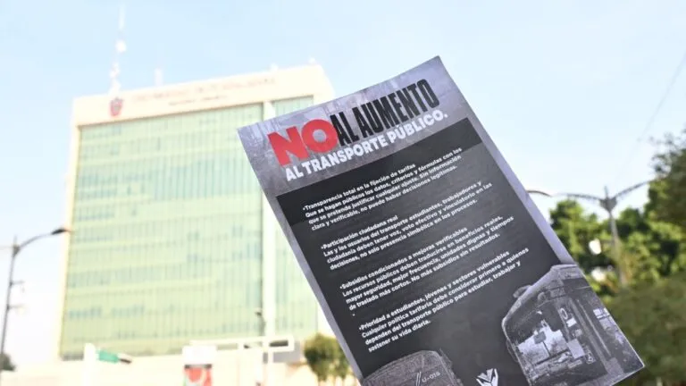 Sindicato de la UdeG y estudiantes protestan en Jalisco por aumento al transporte público y su impacto económico