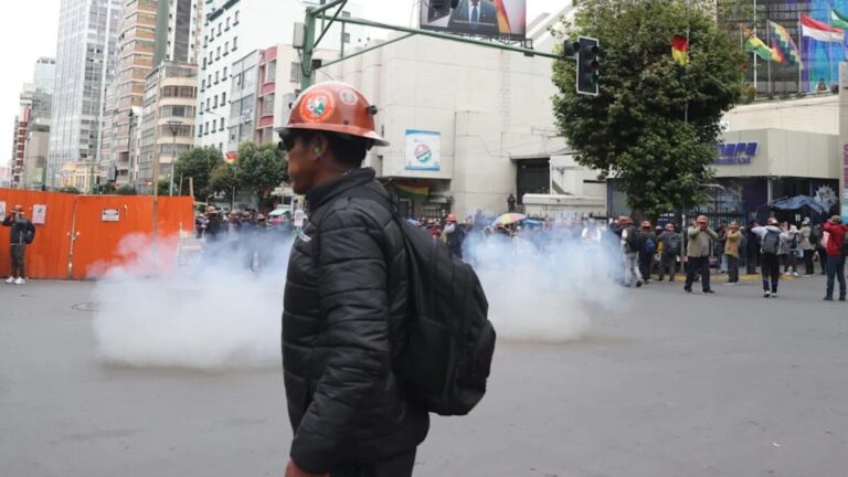 Sindicatos de Bolivia marchan en La Paz contra el retiro de subsidios a combustibles y el aumento del costo de vida