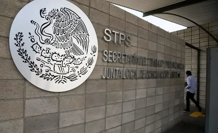 Trabajadores reciben capacitación en seguridad laboral sobre el uso adecuado de equipo de protección personal en Tamaulipas