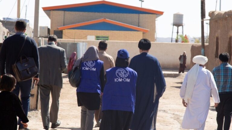 Trabajadores iraníes enfrentan presión por presupuesto con alzas de impuestos, salarios limitados y reducción de subsidios en Irán