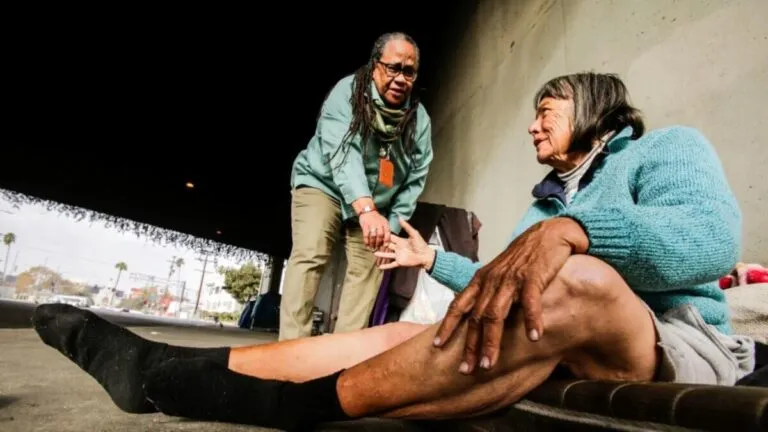 Trabajadores sociales asisten a personas sin hogar en California bajo nueva ley que prohíbe sanciones municipales