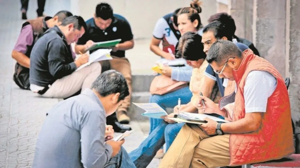 Ofertas falsas de trabajo en México alertan por reclutamiento del crimen organizado y riesgos de explotación laboral.