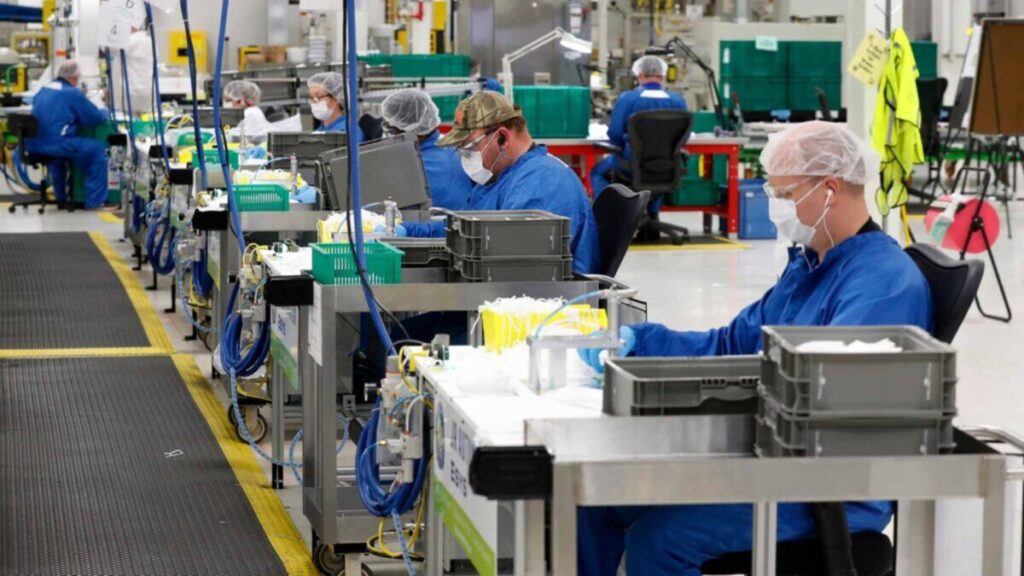 Planta industrial en Estados Unidos refleja caída de empleos de cuello azul durante el gobierno de Trump.